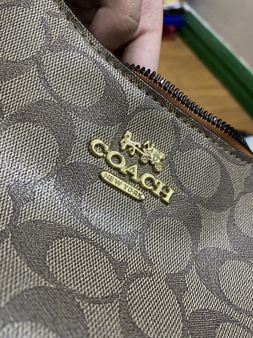 Coach Brown Kili Bag (Category: Luxury Bags & Wallets) located in Marikina City. Submitted by ctgccc (Listing ID 1470669500, Image 2). Description: Brand: Coach Design: brown signature monogram print Hardware: gold-tone hardware Damage: minor flaws lang Stain: none just need to be cleaned.