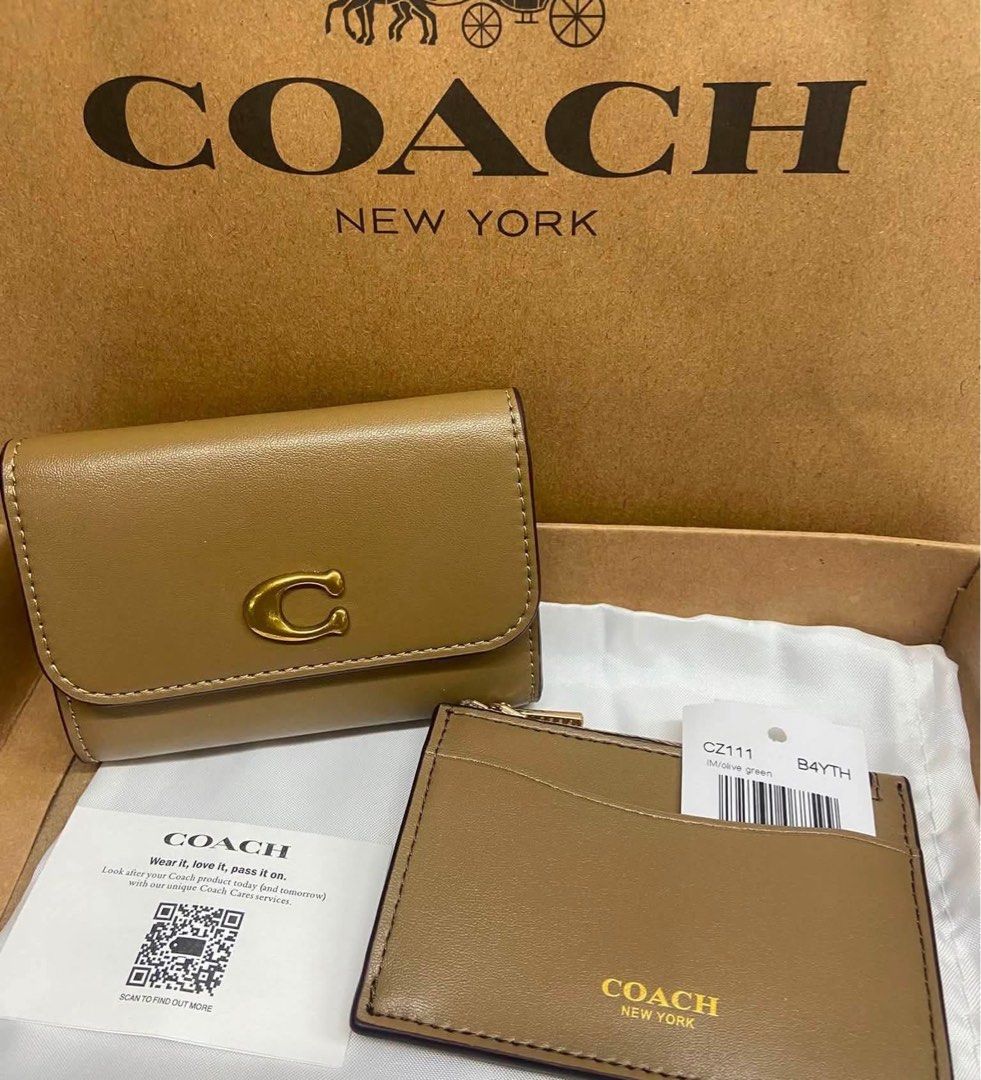 Coach Essential 2in1 Card Holder Wallet (Category: Wallets & Card holders) located in Binan City. Submitted by pinkykeenshop (Listing ID 1470740045, Image 1). Description: .