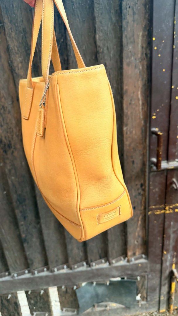 Coach Hampton Tote bag (Category: Tote Bags) located in San Jose. Submitted by kaia_collection (Listing ID 1470621154, Image 2). Description: Please see each photos .