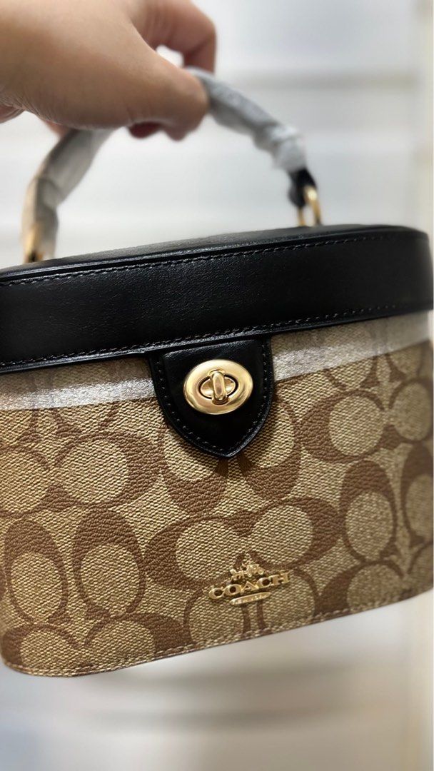 Coach Kay Vanity Bag (Category: Luxury Bags & Wallets) located in Marikina City. Submitted by airamarie999 (Listing ID 1470660690, Image 2). Description: .