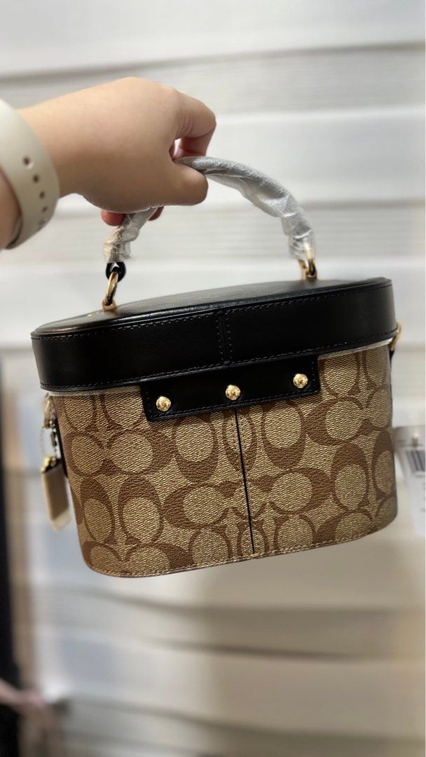 Coach Kay Vanity Bag (Category: Luxury Bags & Wallets) located in Marikina City. Submitted by airamarie999 (Listing ID 1470660690, Image 3). Description: .