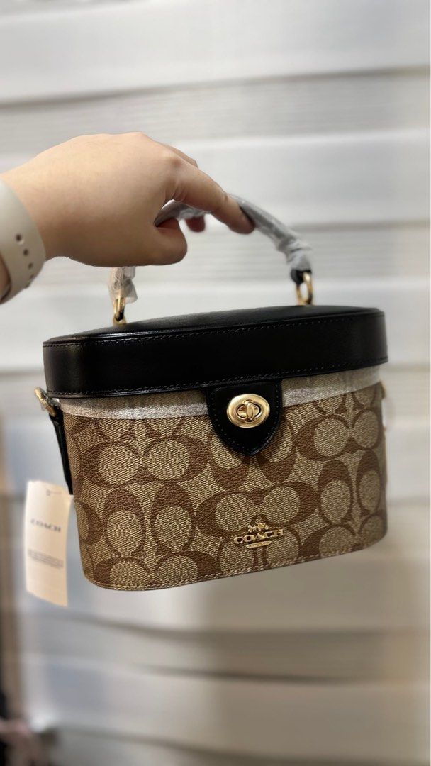 Coach Kay Vanity Bag (Category: Luxury Bags & Wallets) located in Marikina City. Submitted by airamarie999 (Listing ID 1470660690, Image 1). Description: .