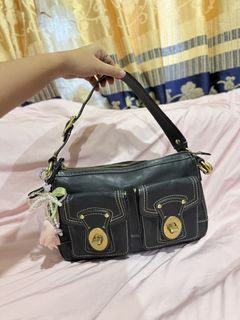 (Category: ) located in . Submitted by chicpickcloset_ (Listing ID 1470725678, Image 1). Description: .