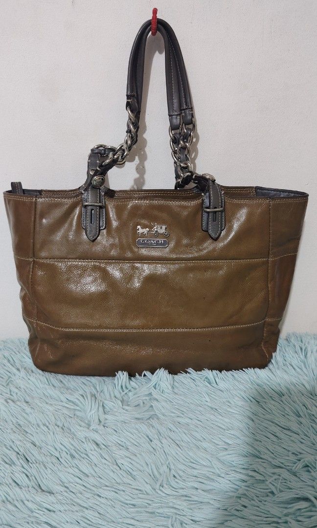 Coach madison tribeca (Category: Shoulder Bags) located in Quezon City. Submitted by thriftmo19 (Listing ID 1470585536, Image 1). Description: Good condition No issue on both corner 2k only.