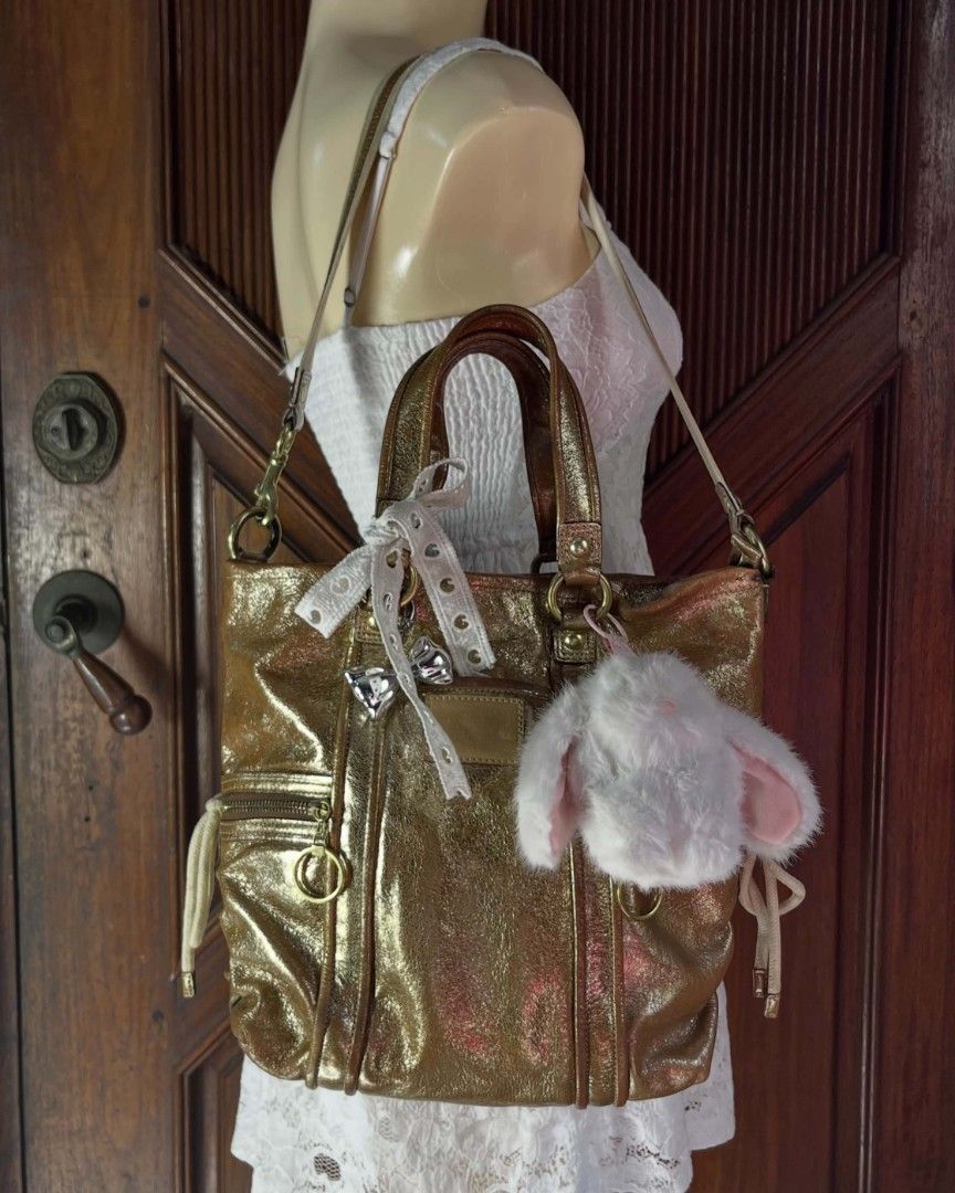 Coach poppy (Category: Tote Bags) located in Manila. Submitted by vivaciousrue (Listing ID 1470727962, Image 2). Description: — 5/10 𝒄𝒐𝒏𝒅𝒊𝒕𝒊𝒐𝒏 𝒕𝒉𝒆 𝒕𝒂𝒈 𝒑𝒆𝒆𝒍𝒆𝒅 𝒐𝒇𝒇, 𝒕𝒉𝒆 𝒔𝒌𝒊𝒏 𝒐𝒇 𝒕𝒉𝒆 𝒃𝒂𝒈 𝒊𝒔 𝒇𝒂𝒅𝒊𝒏𝒈 𝒔𝒊𝒏𝒄𝒆 𝒊𝒕𝒔 𝒐𝒍𝒅. 𝒕𝒉𝒐𝒖𝒈𝒉 𝒊𝒕𝒔 𝒔𝒕𝒊𝒍𝒍 𝒑𝒓𝒆𝒕𝒕𝒚 𝒊𝒇 𝒚𝒐𝒖 𝒔𝒕𝒚𝒍𝒆 𝒊𝒕 𝒐𝒓 𝒓𝒆𝒔𝒕𝒐𝒓𝒆. — 𝒎𝒆𝒔𝒔𝒂𝒈𝒆 𝒎𝒆 𝒇𝒐𝒓 𝒎𝒐𝒓𝒆 𝒅𝒆𝒆𝒕𝒔. 📦 𝒎𝒐𝒅: 𝒋𝒏𝒕/𝒍𝒂𝒍𝒂𝒎𝒐𝒗𝒆 🧾 𝒎�