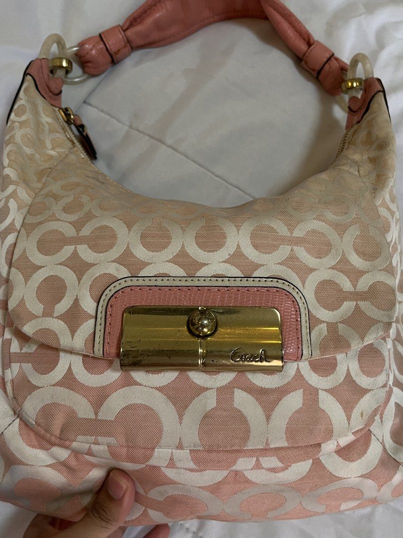 Coach Shoulder Bag (Category: Shoulder Bags) located in Antipolo. Submitted by itsme_ghelsonn (Listing ID 1470704043, Image 2). Description: Need wash.
