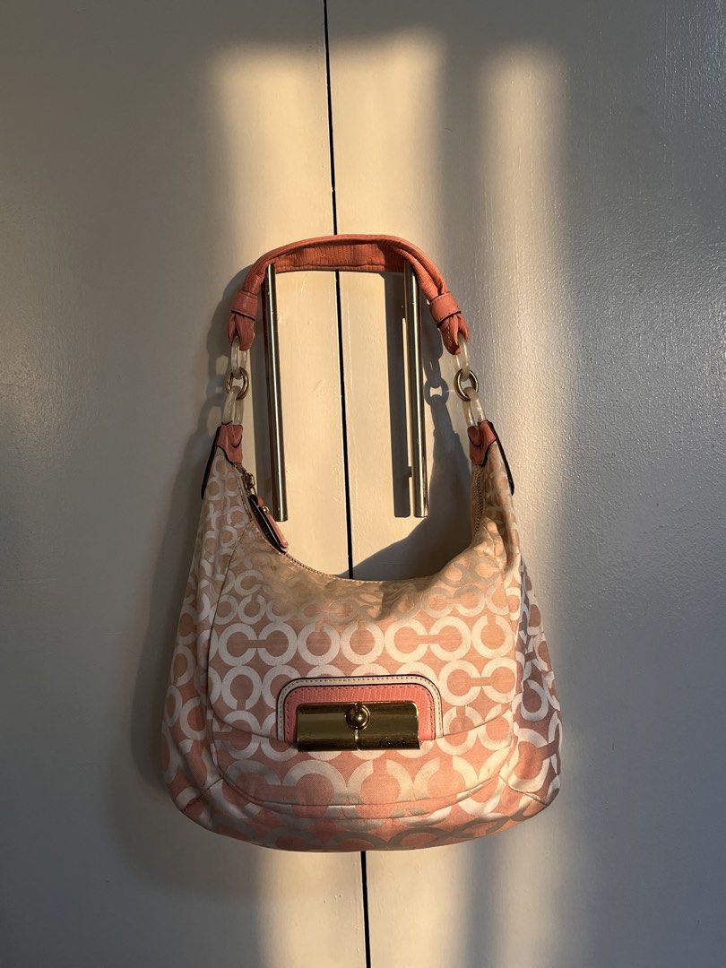 Coach Shoulder Bag (Category: Shoulder Bags) located in Antipolo. Submitted by itsme_ghelsonn (Listing ID 1470704043, Image 1). Description: Need wash.