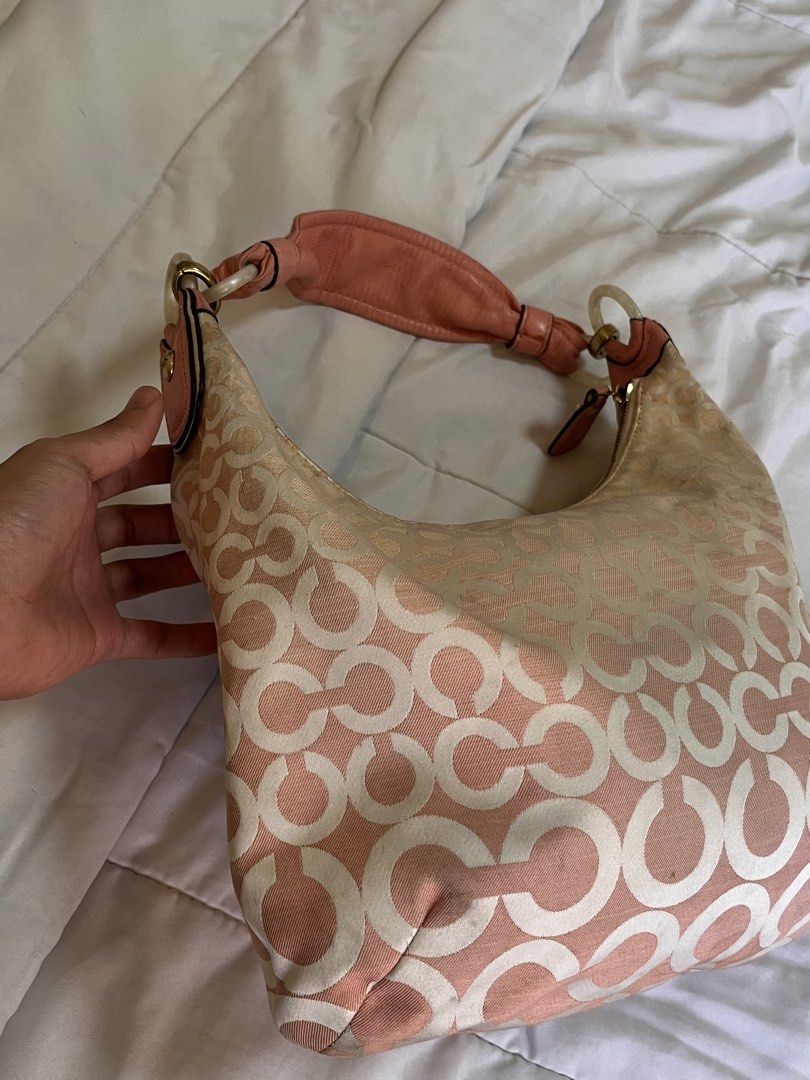 Coach Shoulder Bag (Category: Shoulder Bags) located in Antipolo. Submitted by itsme_ghelsonn (Listing ID 1470704043, Image 3). Description: Need wash.