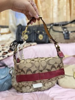 (Category: ) located in . Submitted by chicpickcloset_ (Listing ID 1467709918, Image 1). Description: .