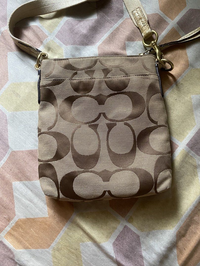 coach sling bag (Category: Cross-body Bags) located in Valenzuela. Submitted by lovedeclutterph (Listing ID 1470588907, Image 2). Description: tanggal na ung leather part no runs or rubs.