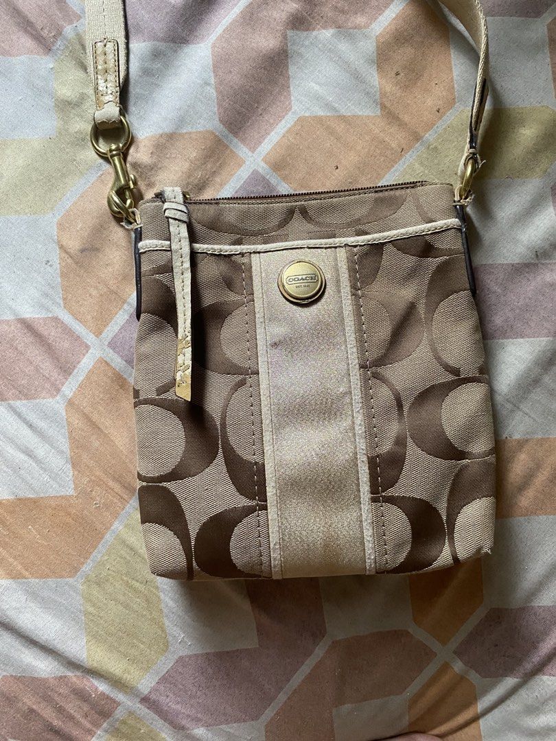 coach sling bag (Category: Cross-body Bags) located in Valenzuela. Submitted by lovedeclutterph (Listing ID 1470588907, Image 1). Description: tanggal na ung leather part no runs or rubs.