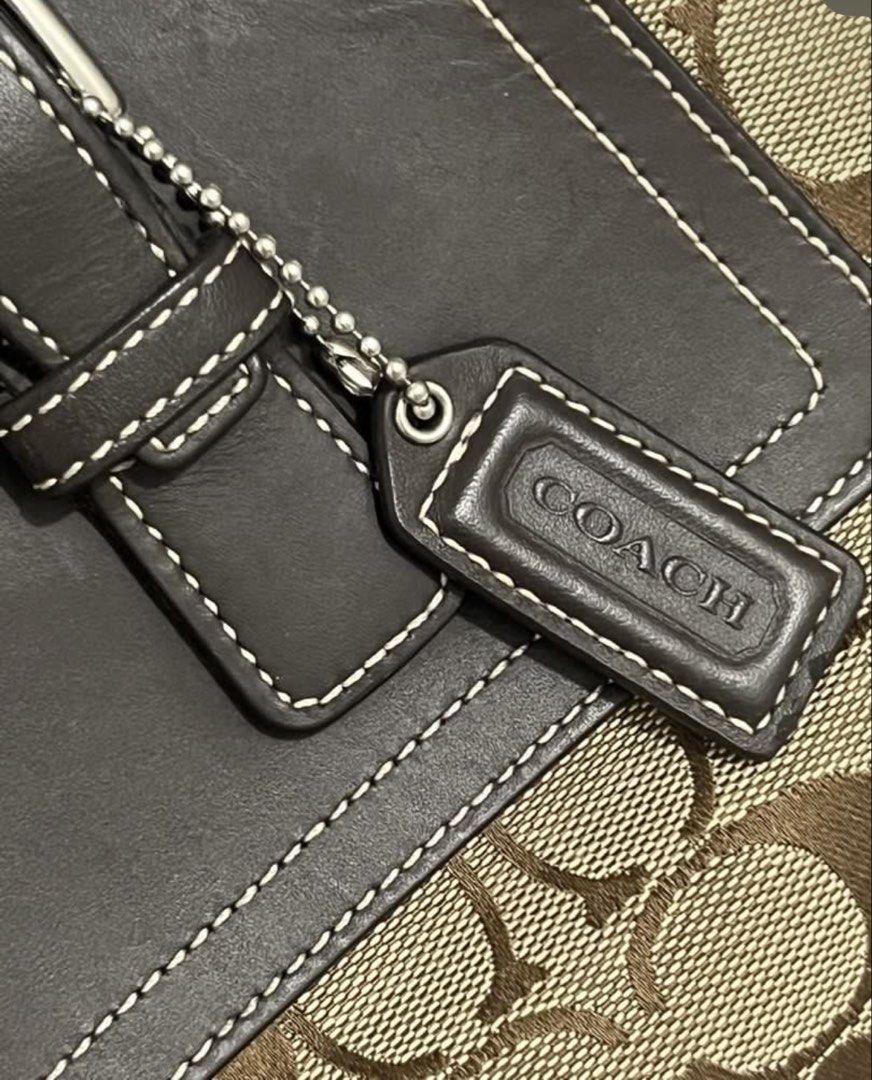 Coach Small Signature Hampton in Brown (Category: Shoulder Bags) located in Manila. Submitted by miwadclk (Listing ID 1470710144, Image 3). Description: 100% authentic, slightly nego for sure buyers no rubs, minor issues on lining — 8/10 condi.