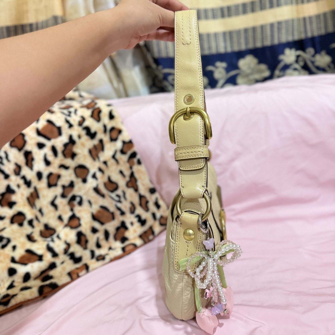 Coach Soho (Category: Shoulder Bags) located in Baguio. Submitted by dsabelg (Listing ID 1470638536, Image 2). Description: .