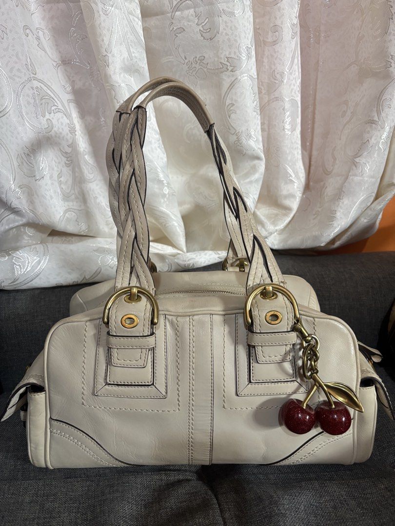 Coach Soho Mia Shoulder Bag (Category: Luxury Bags & Wallets) located in Bayombong. Submitted by peachypurse.ph (Listing ID 1470594385, Image 1). Description: Coach Soho Mia Satchel -Features a brass hardware and a full leather material - hardwares are presentable - leather is still supple - clean interior - intact rubber lining - with normal signs of use Open for layaway T&C -30% dp is required while the remaining balance is payable within 3 wee