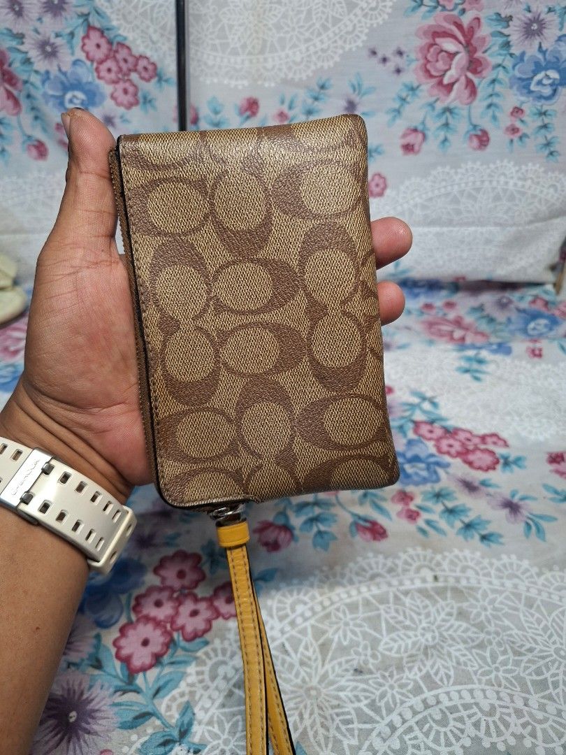 COACH WALLET (Category: Wallets & Card holders) located in General Mariano Alvarez. Submitted by adonid (Listing ID 1470647347, Image 2). Description: GOOD CONDITION COACH WALLET NEED CLEANNING ANG LOOB.