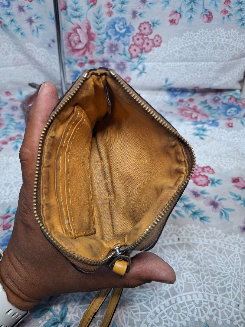 COACH WALLET (Category: Wallets & Card holders) located in General Mariano Alvarez. Submitted by adonid (Listing ID 1470647347, Image 3). Description: GOOD CONDITION COACH WALLET NEED CLEANNING ANG LOOB.