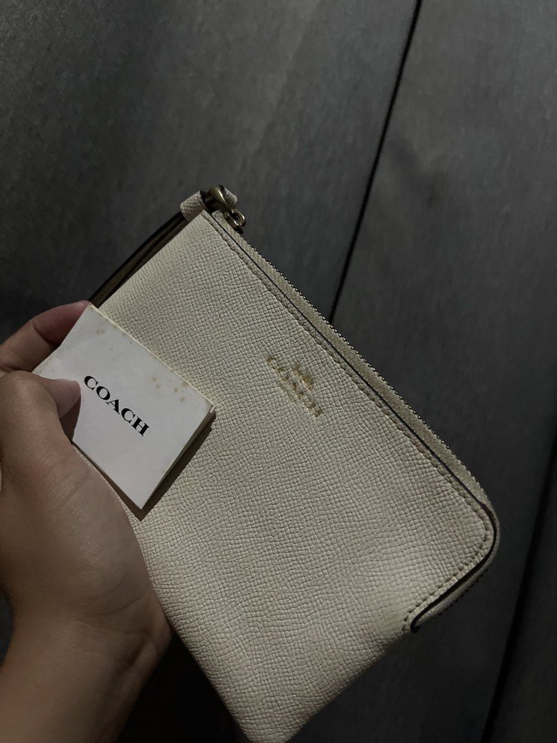 Coach Wristlet with card (Category: Wallets & Card holders) located in San Jacinto. Submitted by kellysthrift_ (Listing ID 1470686064, Image 3). Description: Coach wristlet genuine leather , no issue with card .