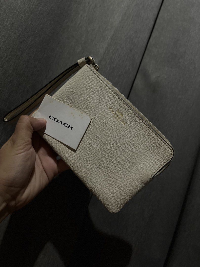 Coach Wristlet with card (Category: Wallets & Card holders) located in San Jacinto. Submitted by kellysthrift_ (Listing ID 1470686064, Image 1). Description: Coach wristlet genuine leather , no issue with card .