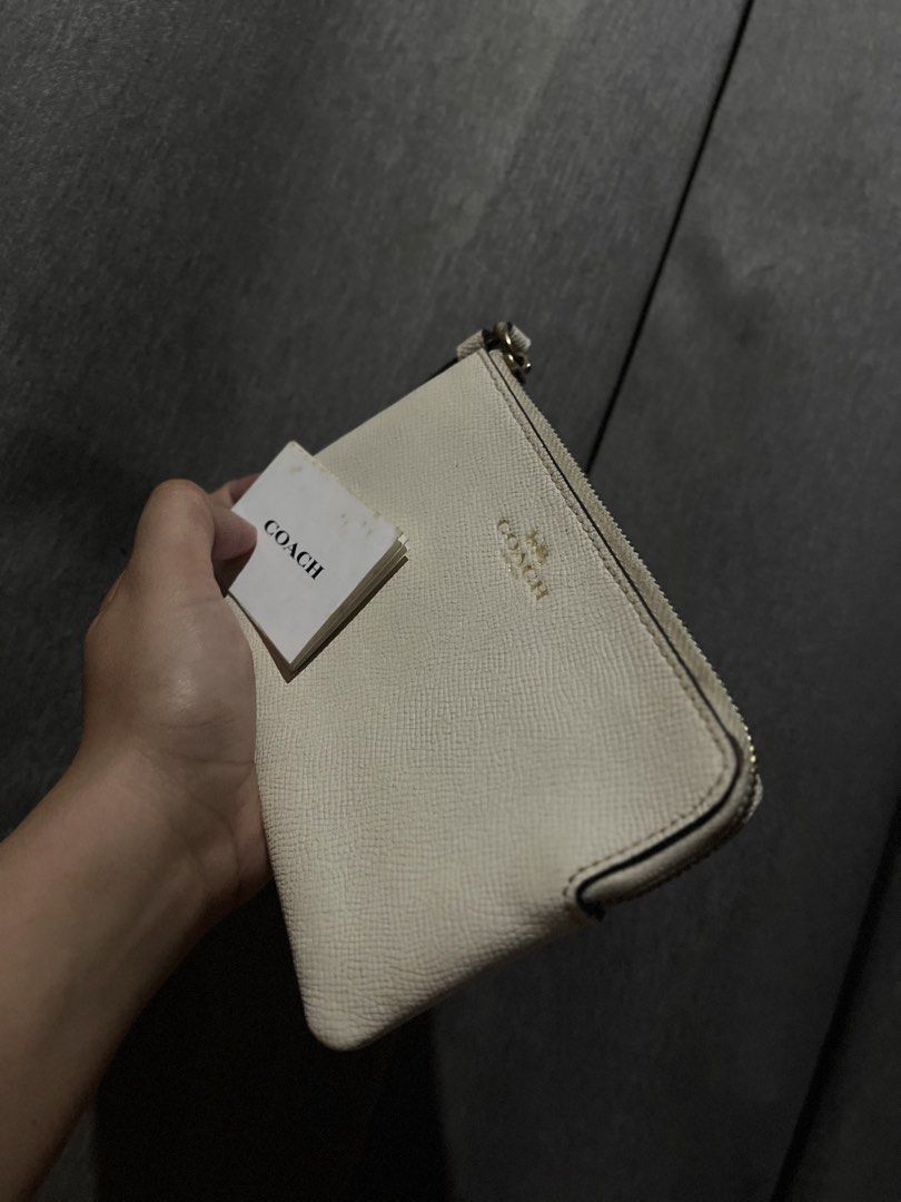 Coach Wristlet with card (Category: Wallets & Card holders) located in San Jacinto. Submitted by kellysthrift_ (Listing ID 1470686064, Image 2). Description: Coach wristlet genuine leather , no issue with card .