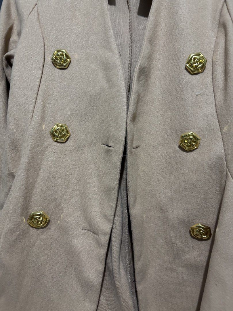 coat with fur (Category: Coats, Jackets and Outerwear) located in Manila. Submitted by iyahpreloved_ (Listing ID 1470688873, Image 2). Description: size s-semi large nego .