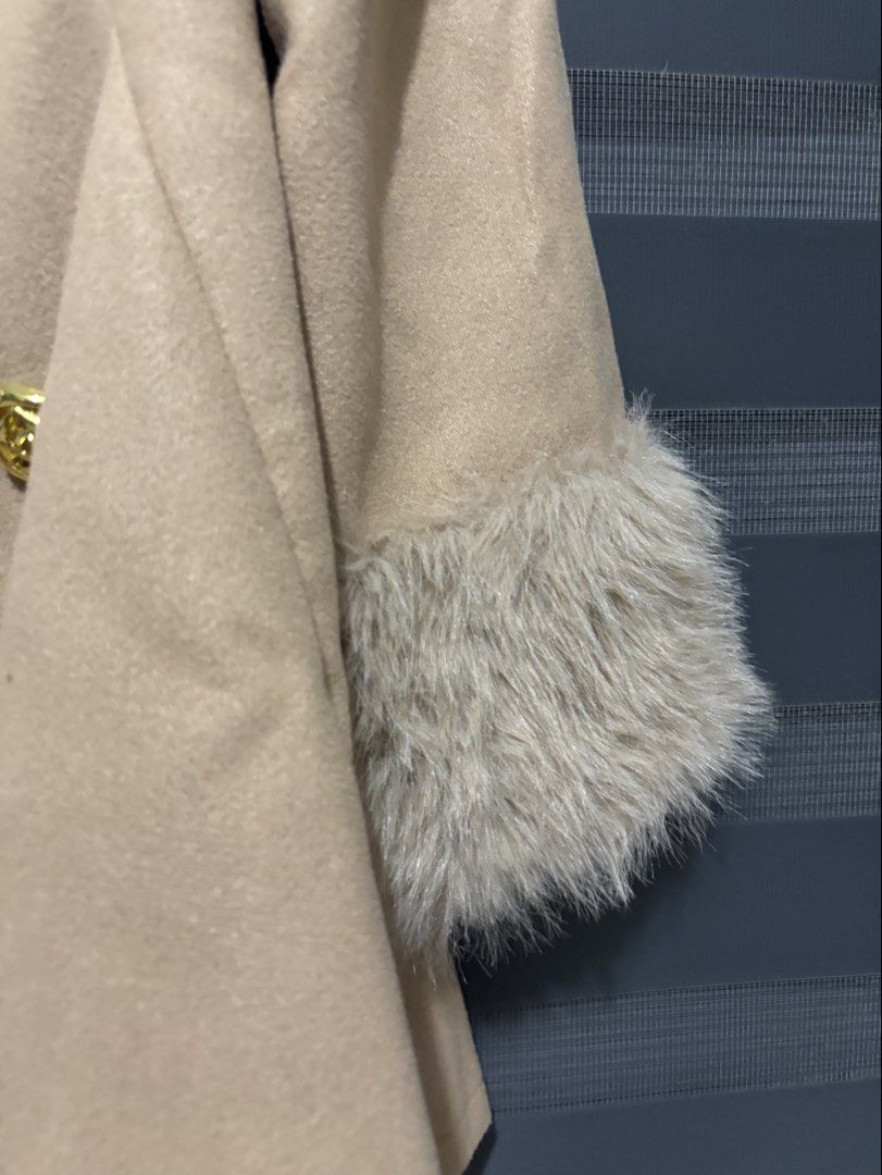 coat with fur (Category: Coats, Jackets and Outerwear) located in Manila. Submitted by iyahpreloved_ (Listing ID 1470688873, Image 3). Description: size s-semi large nego .