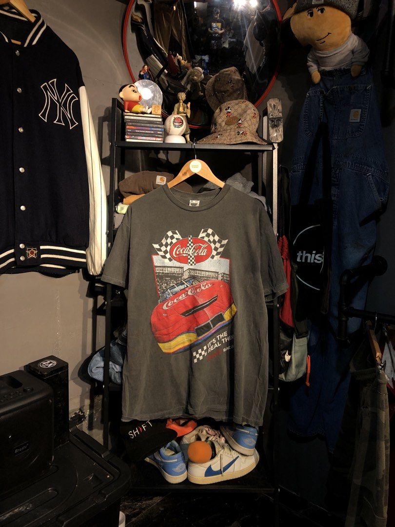 COCA-COLA “RACING STANDS” GRAPHIC TEE (Category: Tshirts & Polo Shirts ) located in San Pablo. Submitted by genesisllo24149 (Listing ID 1470640748, Image 1). Description: COCA-COLA “RACING STANDS” GRAPHIC TEE LENGTH -> 30.5 WIDTH -> 23 ISSUE -> NONE CONDITION -> EXCELLENT DM TO PURCHASE 📥 DISCLAIMER: - Please manage your expectations, posted items are preloved, used & thrifted -Actual color may vary due to lighting -Flaker will be posted.