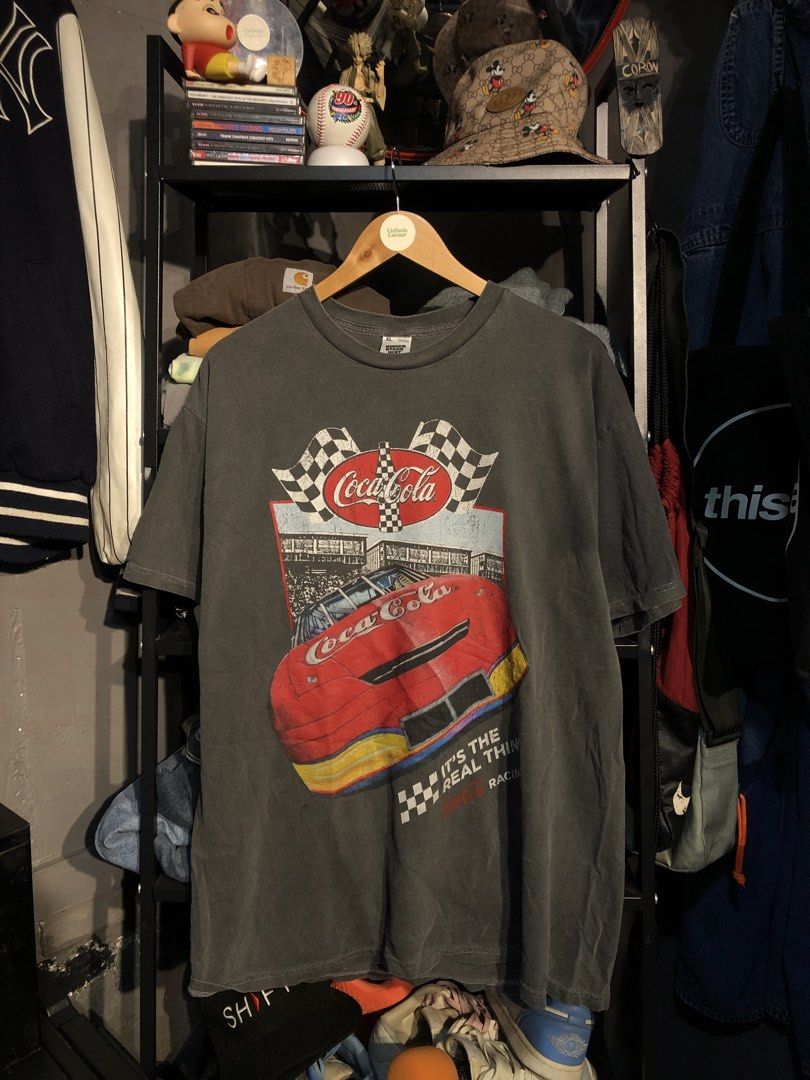 COCA-COLA “RACING STANDS” GRAPHIC TEE (Category: Tshirts & Polo Shirts ) located in San Pablo. Submitted by genesisllo24149 (Listing ID 1470640748, Image 2). Description: COCA-COLA “RACING STANDS” GRAPHIC TEE LENGTH -> 30.5 WIDTH -> 23 ISSUE -> NONE CONDITION -> EXCELLENT DM TO PURCHASE 📥 DISCLAIMER: - Please manage your expectations, posted items are preloved, used & thrifted -Actual color may vary due to lighting -Flaker will be posted.