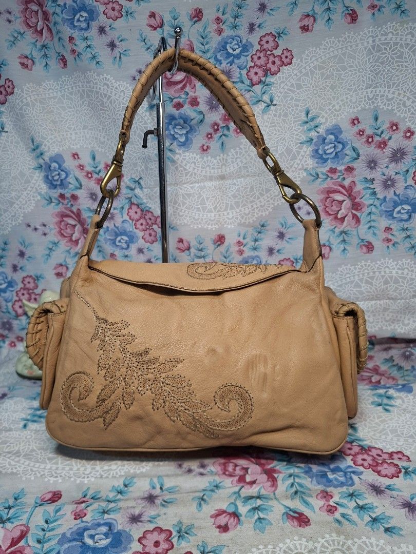 COLE HAAN LEATHER SHOULDER BAG (Category: Shoulder Bags) located in General Mariano Alvarez. Submitted by adonid (Listing ID 1470631114, Image 1). Description: GOOD CONDITION ORIGINAL COLE HAAN LEATHER SHOULDER BAG NORMAL SIGN OF USAGE NO ISSUE.