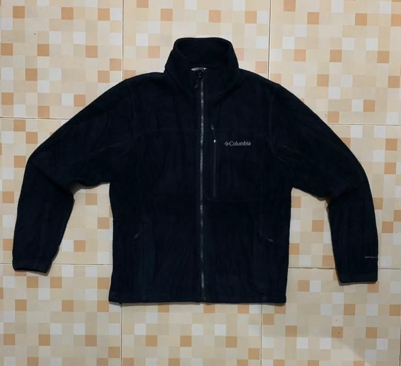 Columbia Fleece Jacket Black Full Zip (Category: Coats, Jackets and Outerwear) located in Manila. Submitted by jomar_3214 (Listing ID 1470704848, Image 1). Description: - Brand: Columbia - Color: Classic Black - Material: Soft, textured fleece - Features: Full front zip, high neck collar, zippered chest pocket, and standard side pockets - Technology: Omni-Heat logo near cuff for extra warmth - Fit: Regular fit, true to size - Condition: Excellent