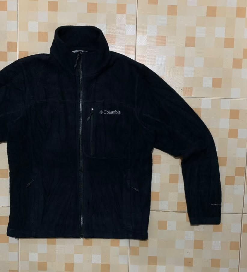 Columbia Fleece Jacket Black Full Zip (Category: Coats, Jackets and Outerwear) located in Manila. Submitted by jomar_3214 (Listing ID 1470704848, Image 2). Description: - Brand: Columbia - Color: Classic Black - Material: Soft, textured fleece - Features: Full front zip, high neck collar, zippered chest pocket, and standard side pockets - Technology: Omni-Heat logo near cuff for extra warmth - Fit: Regular fit, true to size - Condition: Excellent