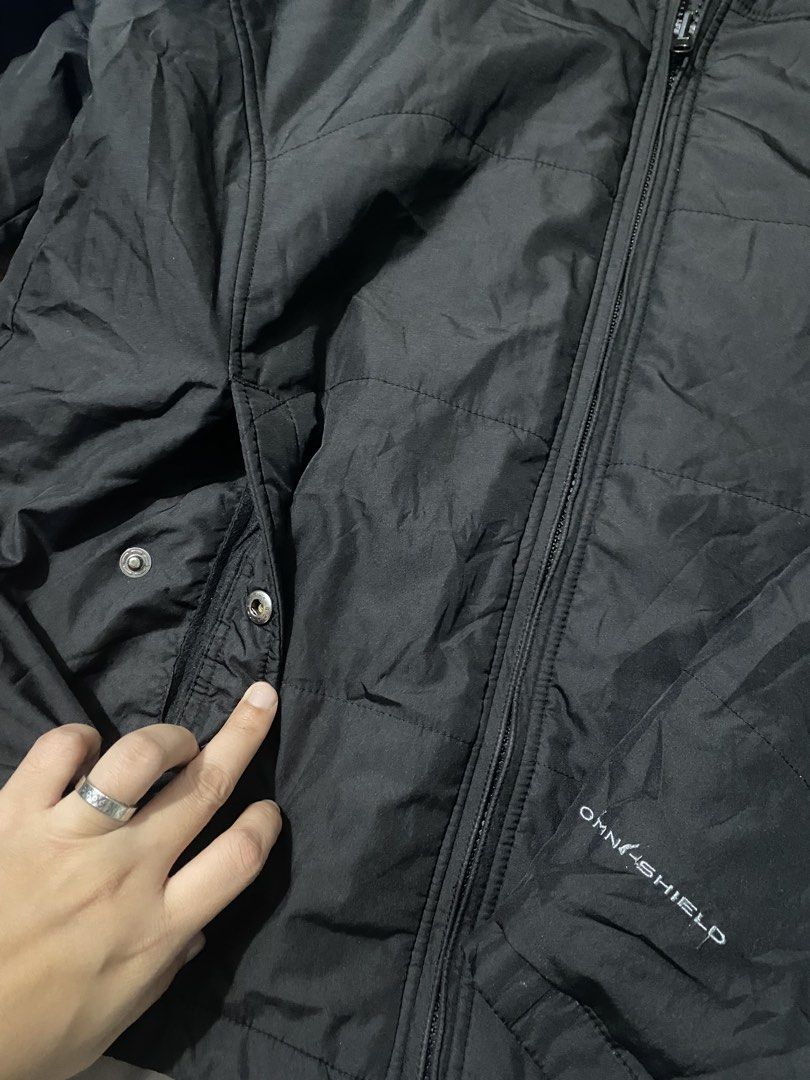 Columbia insulated/lightweight puffer jacket (Category: Coats, Jackets and Outerwear) located in Binan City. Submitted by rnj_affordable (Listing ID 1470728037, Image 3). Description: no issue bukod sa cut ang washtag.