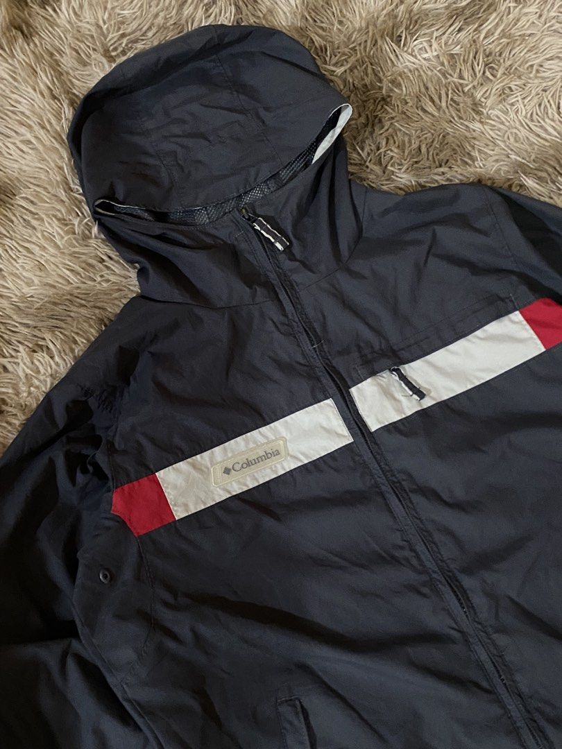 Columbia Windbreaker (Category: Coats, Jackets and Outerwear) located in Aloran. Submitted by thriftnijep.04 (Listing ID 1470583390, Image 2). Description: Excellent as new Condition Dimes: 21 x 27 Medium bestfit Issue: NONE Color rate: 10/10 .