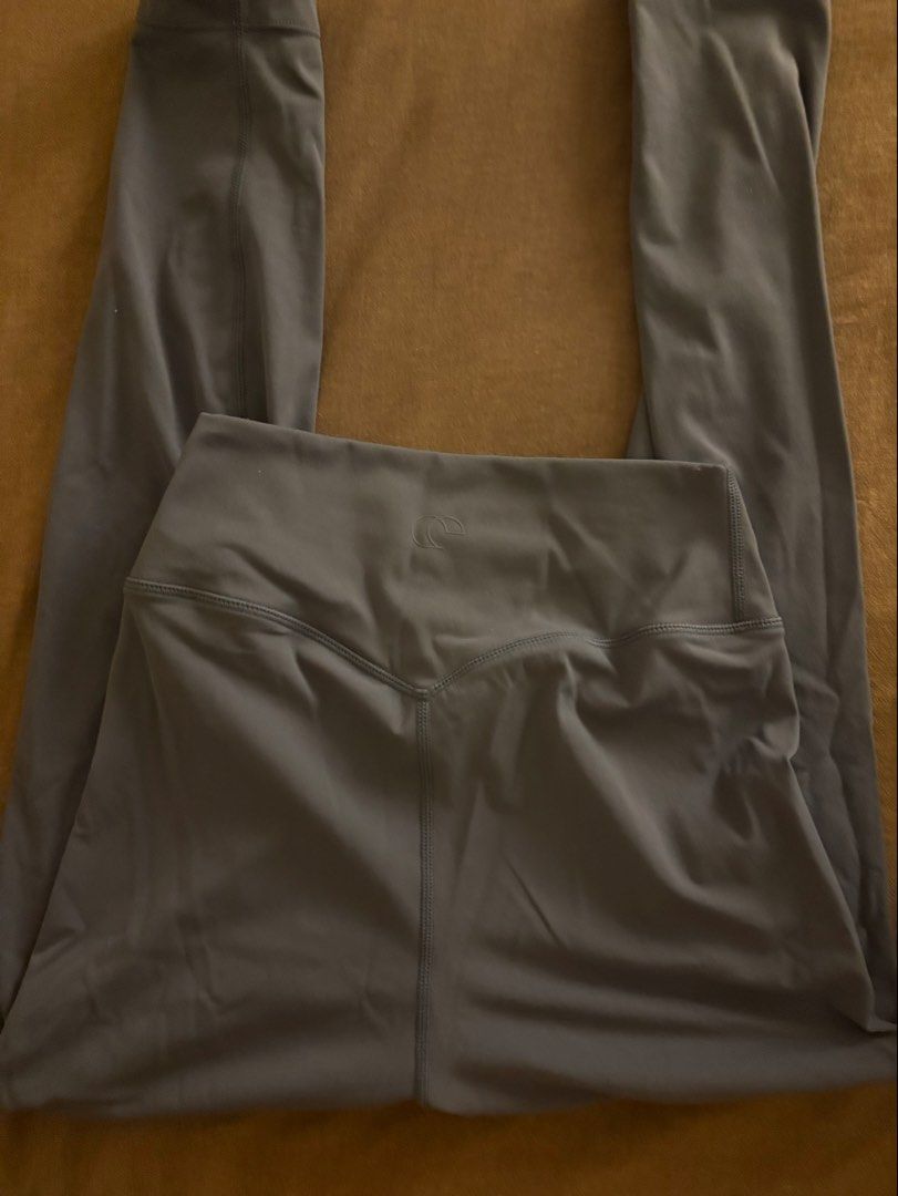 Common Mode Cloud Form Leggings SMALL Arctic (Category: Activewear) located in Manila. Submitted by 0010fia (Listing ID 1470687283, Image 1). Description: - og price: 1990 - tried it on once lang never used it - rfs: have too much leggings.