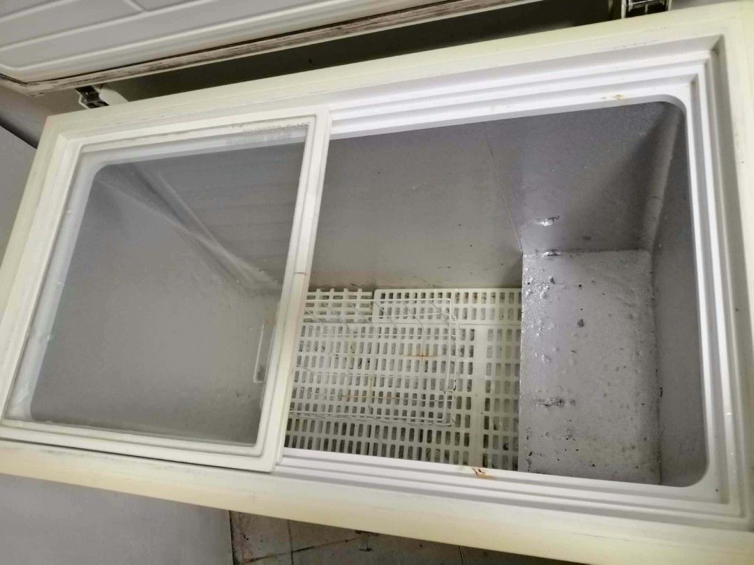 Condura CCF-200L Chest Freezer (Category: Refrigerators and Freezers) located in Marikina City. Submitted by wisebuytoo (Listing ID 1470622184, Image 3). Description: Condura 200L chest freezer, model CCF-200L. White exterior with sliding glass inner doors and storage basket inside. Runs on 230V, 60Hz. Standard capacity for food storage, extra freezing space for home or business needs. Clean interior, works great. Heavy appliance, pickup required