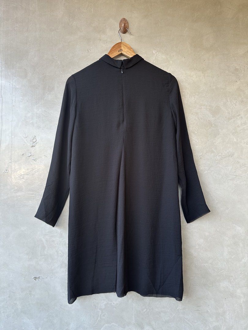 COS - Round Collared Dress Black (Category: Dresses) located in Cavite. Submitted by hand.picked (Listing ID 1470581348, Image 3). Description: COS - Round Collared Dress Black Size: 34 Dimension: 17.5” Width / 35.5” Length Condition: Excellenf .