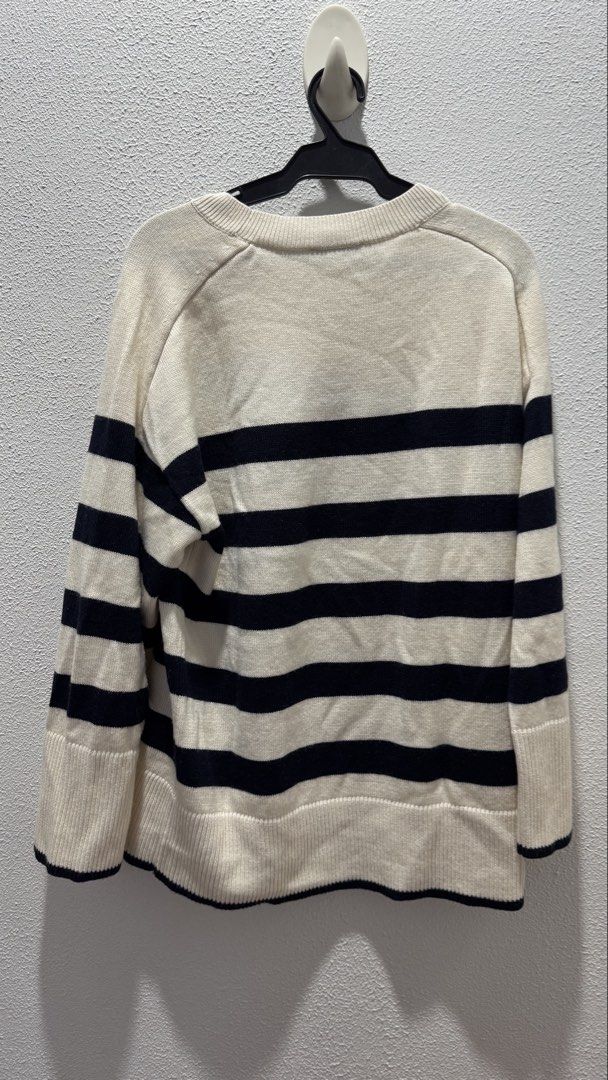 COS Sweater (Category: Longsleeves) located in Manila. Submitted by mamk0823 (Listing ID 1470565777, Image 3). Description: Fits S-M.