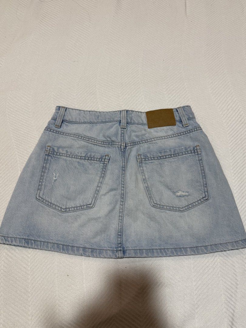 Cotton On Denim Mini Skirt Size 26 (Category: Skirts) located in Pateros City. Submitted by daisy03052000 (Listing ID 1470665992, Image 3). Description: - Brand: Cotton On - Size: 26 - Wash: Light wash denim - Style: Classic five-pocket mini skirt with button and zipper fly - Details: Leather patch on back waist and light distressing on back pockets - Condition: Excellent - Perfect for pairing with casual tees and sneakers bought in usa.