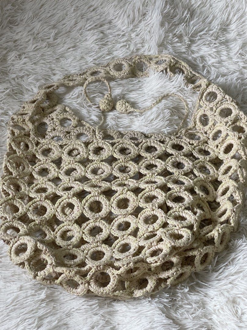 Cream Crochet Circle Pattern Shoulder Bag Beach Bag (Category: Shoulder Bags) located in Baguio. Submitted by unaesthetic_version (Listing ID 1470730127, Image 2). Description: P.S🌸 May ink stain suya sa loob, check the photos nalang - Cream crochet shoulder bag with stylish interlocking round ring motifs - Open mesh knit design for a breezy, lightweight feel - Soft and slouchy shape that holds your daily essentials - Drawstring closure finished