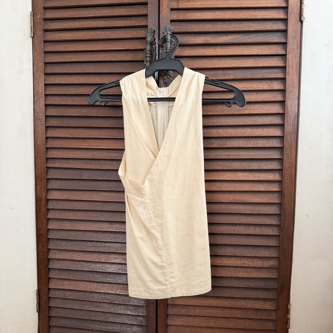 Cream Halter Top (Category: Sleeveless) located in Las Pinas. Submitted by frances.finds (Listing ID 1470625648, Image 1). Description: - LAST PRICE - bought for ₱500 last december 2025 - only washed once but never worn apart from trying it on - 4th photo not mine.