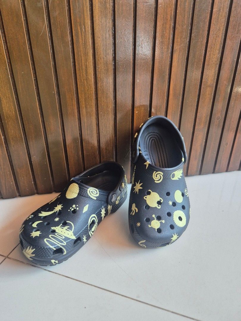 Crocs Glow-in-the-Dark (Category: Babies & Kids Fashion) located in Cainta. Submitted by mintandcinnamon (Listing ID 1470559722, Image 2). Description: Crocs glow-in-the-dark size J1 used but not abused, still good as new can come with crocs eco bag.