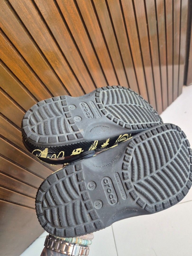 Crocs Glow-in-the-Dark (Category: Babies & Kids Fashion) located in Cainta. Submitted by mintandcinnamon (Listing ID 1470559722, Image 3). Description: Crocs glow-in-the-dark size J1 used but not abused, still good as new can come with crocs eco bag.
