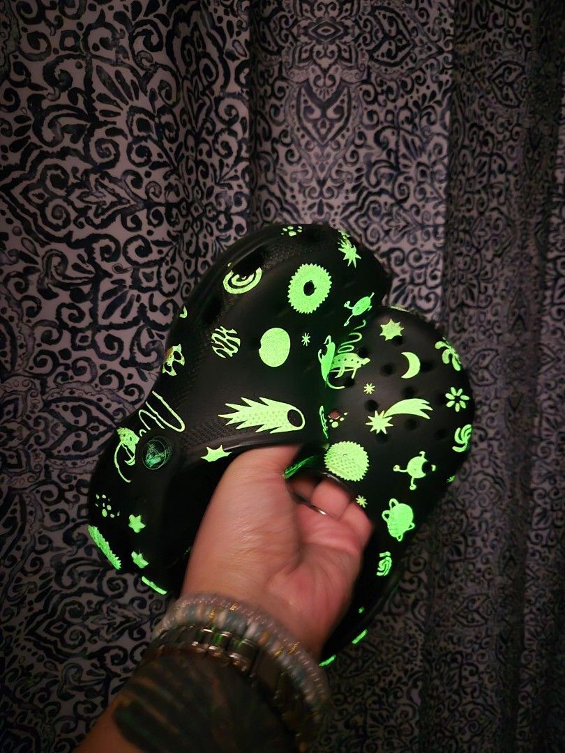Crocs Glow-in-the-Dark (Category: Babies & Kids Fashion) located in Cainta. Submitted by mintandcinnamon (Listing ID 1470559722, Image 1). Description: Crocs glow-in-the-dark size J1 used but not abused, still good as new can come with crocs eco bag.