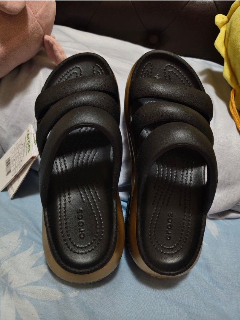 Crocs mega crush sandals in triple black strap (Category: Slippers and slides) located in Cainta. Submitted by buena_shoppe (Listing ID 1470678917, Image 1). Description: - Crocs Mega Crush Metallic Triple Strap sandals - Color: Black and gold - Size: EUR 36-37 / CN 230mm - Perfect for everyday comfort and style. brand new crocs 💯 original sz 6 best fits sz 7 mall price at 4,999 pm for details.