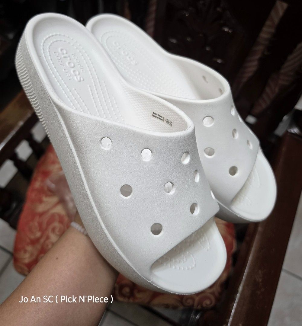 CROCS PLATFORM SANDALS W8 WHITE (Category: Flats & Sandals) located in Quezon City. Submitted by joansc (Listing ID 1470720853, Image 2). Description: SOURCED: SOUTH KOREA 100% ORIGINAL ONLY LOST TAG.