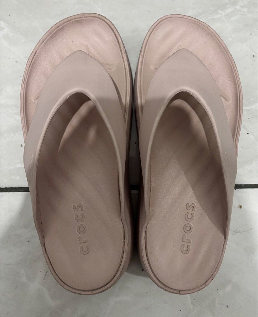 Crocs Wedge Sandal (Category: Wedges) located in San Fernando. Submitted by _itsmedani (Listing ID 1470707289, Image 1). Description: Authentic Crocs Note: Linisan niyo nlng kasi wala ako time mag linis 😁 No flaws need lang talaga linisan & washable mga dumi niya.