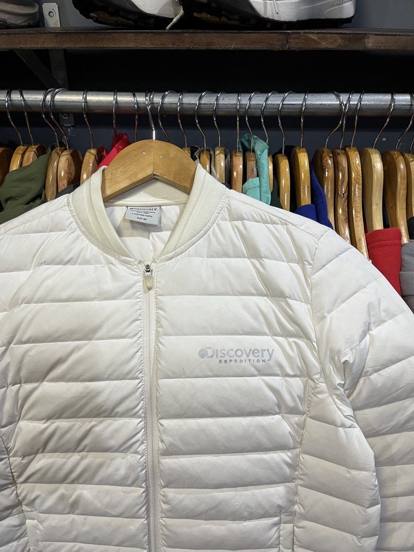 D I S C O V E R Y Lightweight Goose Down Puffer Jacket (Category: Coats, Jackets and Outerwear) located in Baliuag. Submitted by TOCThrift (Listing ID 1470706637, Image 2). Description: D I S C O V E R Y Lightweight Goose Down Puffer Jacket Size 90 on tag (Small) 18 width x 22 Length S-M womens fit Small mens Off white color Good as new No issue 1380 + SF Baliwag, Bulacan.