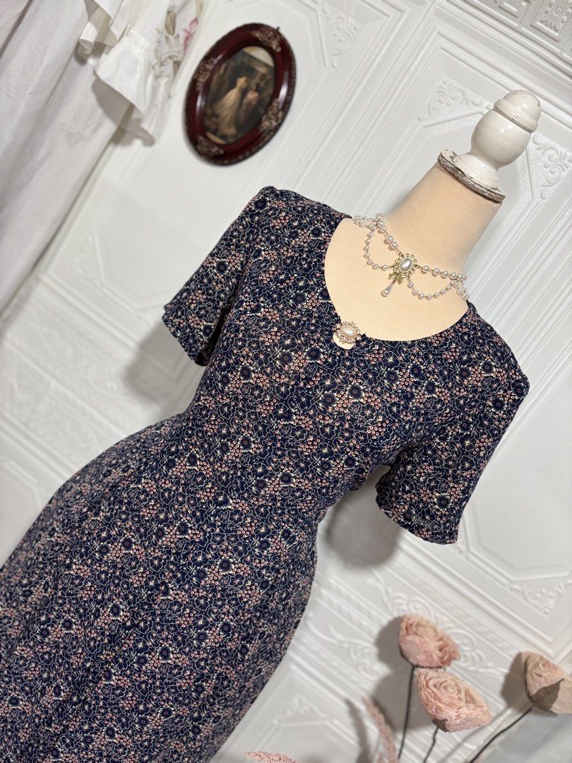Dark Blue Printed Maxi Vintage Dress (Category: Dresses) located in San Jose. Submitted by vintagely_retro (Listing ID 1470651518, Image 2). Description: Chiffon fabric | no lining but not see through | with shoulder pads | back zip | with back ties Measurements: Frame Large-XL Bust 40” Waist 36” Length 50”.