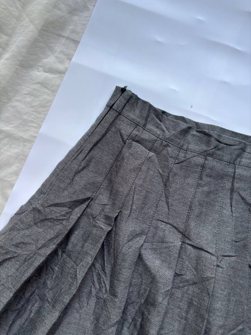Dark Coquette Gray Pleated Skirt (Category: Skirts) located in Manila. Submitted by petalfinds_ (Listing ID 1470645496, Image 2). Description: ˚⊱🪷⊰˚ dark coquette gray pleated skirt ౨ৎ 𝐛𝐫𝐚𝐧𝐝: shang pin ౨ৎ 𝐬𝐢𝐳𝐞: 24-25 wl | 15" length 🫧⋆｡˚ 𝐝𝐞𝐭𝐚𝐢𝐥𝐬: ANG GANDAAAA! hindi lang plantsa to huhu pero super qualityy! no issue! 💞 ─── ⋆⋅☆⋅⋆ ── 「 ✦ 𝐍𝐎 𝐂𝐎𝐃𝐄, 𝐈𝐍𝐕𝐀𝐋𝐈𝐃 𝐌𝐈𝐍𝐄 ✦ 」 𝓹𝓻𝓲𝓬𝓮: 159 𝓬𝓸𝓭𝓮: pebble.
