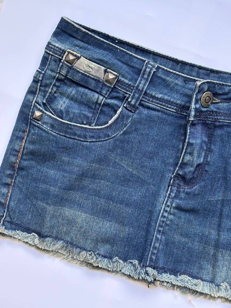 Dark Distressed Denim Micro Skirt with Studs (Category: Skirts) located in Manila. Submitted by petalfinds_ (Listing ID 1470645339, Image 2). Description: ˚⊱🪷⊰˚ dark distressed low waist micro skirt ౨ৎ 𝐛𝐫𝐚𝐧𝐝: zyxq jeans ౨ৎ 𝐬𝐢𝐳𝐞: 25-26 wl | 9" length 🫧⋆｡˚ 𝐝𝐞𝐭𝐚𝐢𝐥𝐬: GANDA NITOOO! 😭🤍 no major issue! super quality ng fabric! 💞 ─── ⋆⋅☆⋅⋆ ── 「 ✦ 𝐍𝐎 𝐂𝐎𝐃𝐄, 𝐈𝐍𝐕𝐀𝐋𝐈𝐃 𝐌𝐈𝐍𝐄 ✦ 」 𝓹𝓻𝓲𝓬𝓮: 159 𝓬𝓸𝓭𝓮: ragged eden.