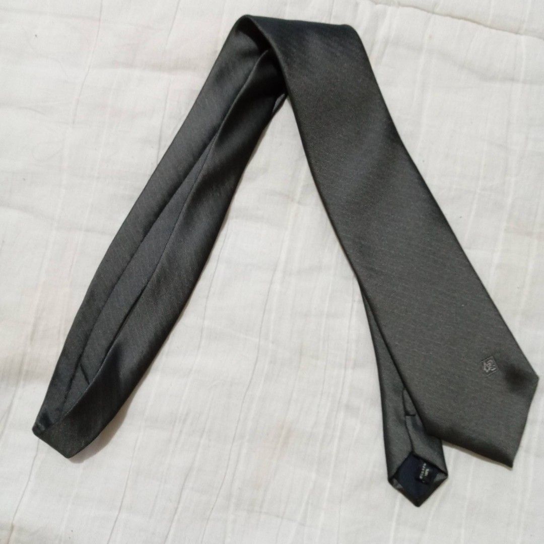 Dark Gray Necktie (Category: Ties) located in Caloocan City. Submitted by appleblossoms07 (Listing ID 1470574608, Image 1). Description: Lenght : 56 inches or 142 cms Width: 3.5 inches or 9 cms.